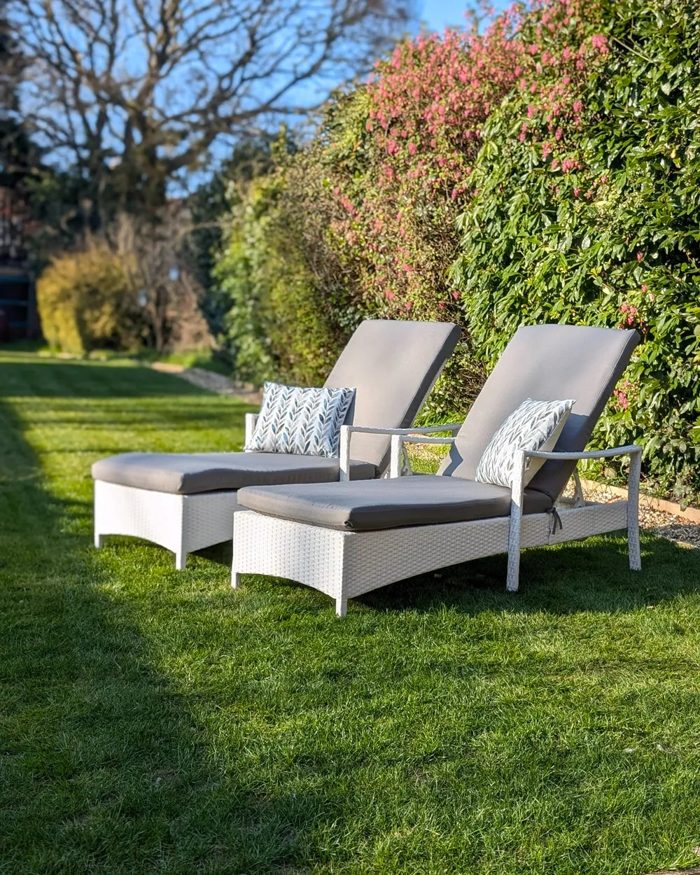 PE Rattan Reclining Sun Lounger White Vasto